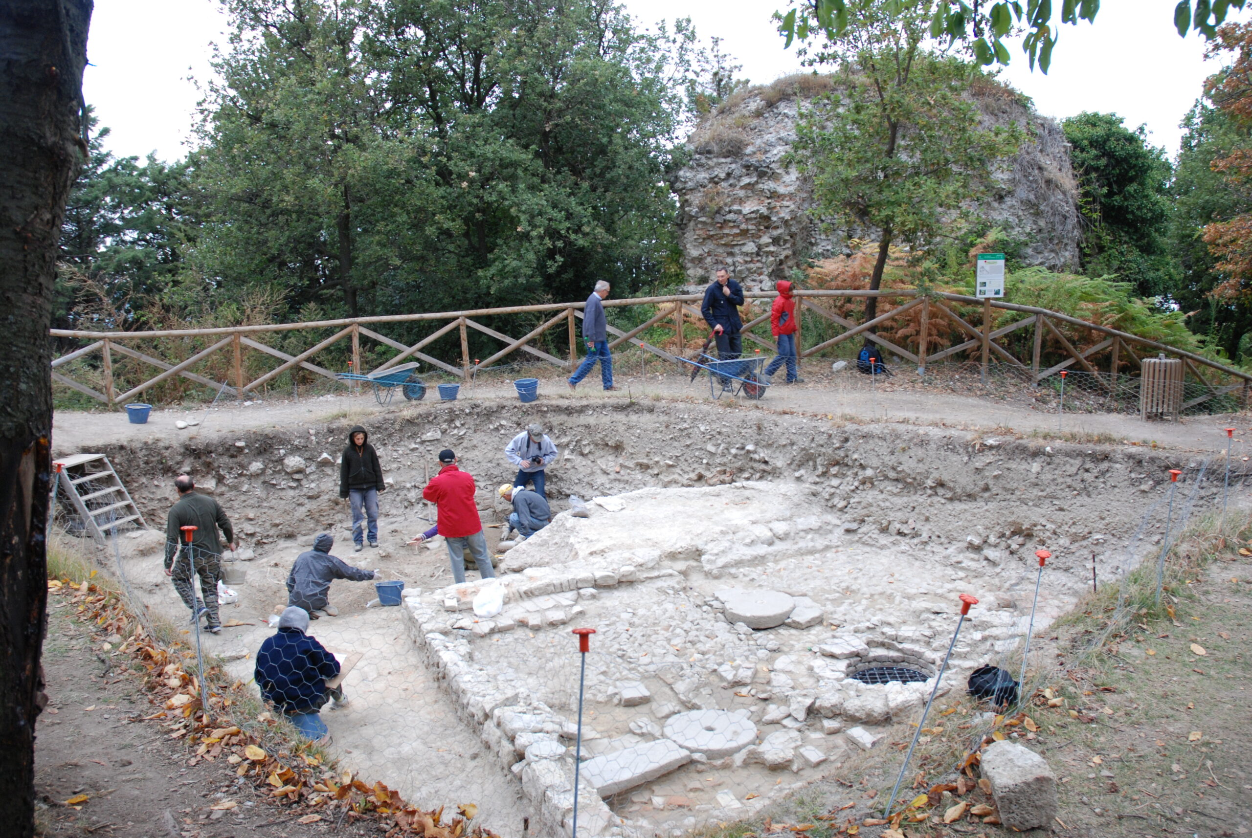 Castello di Rontana – scavo archeologico con evidenze in elevato