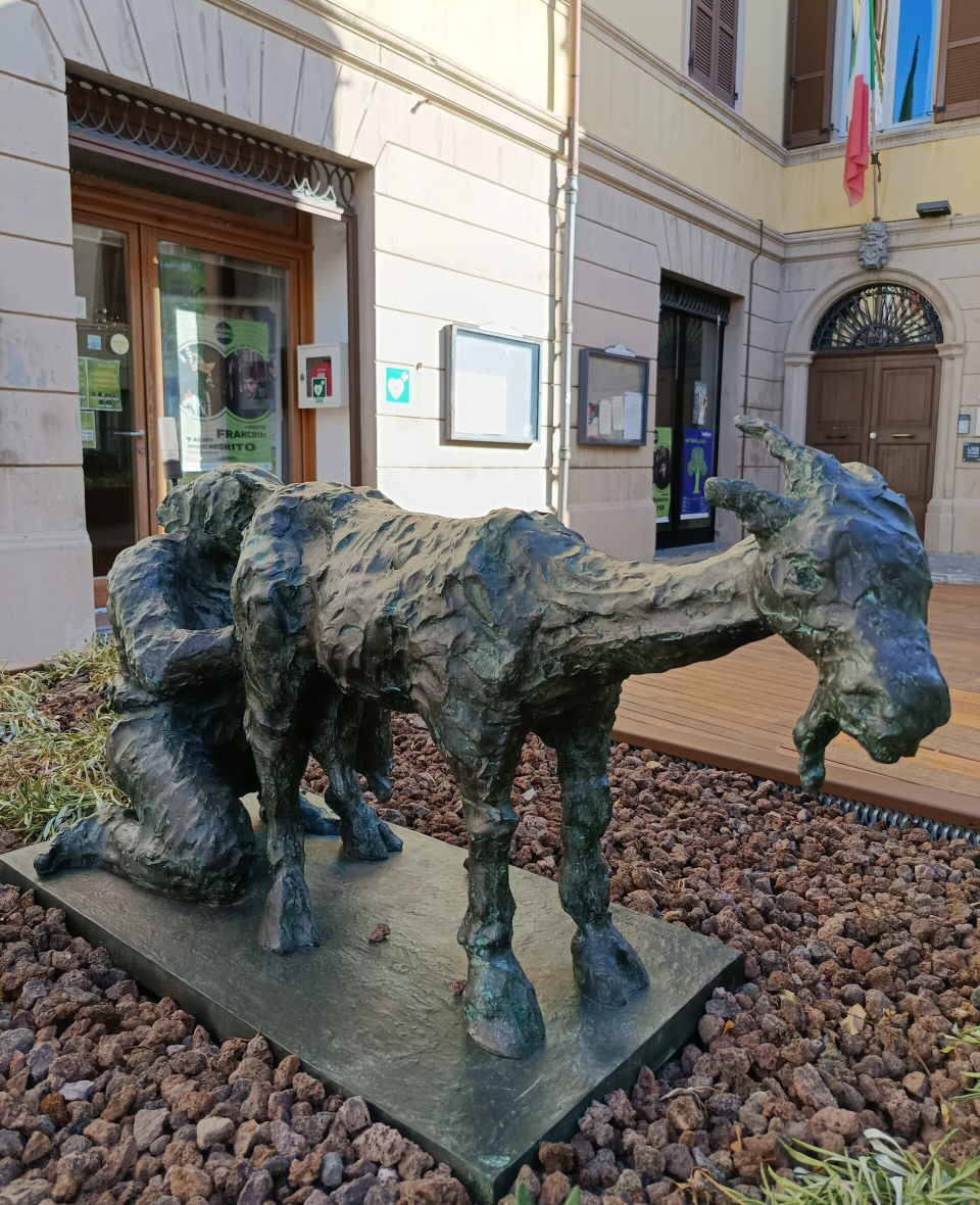 Donna che munge la capra di Ilario Fioravanti