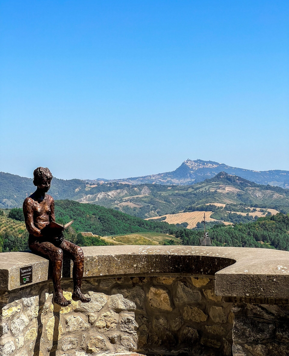 Ragazza con libro di Ilario Fioravanti